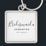 Llavero Boda elegante de la dama de honor<br><div class="desc">El regalo perfecto para cualquier dama de honor, el diseño divertido y moderno incluye la tipografía elegante del guión de la letra "Bridesmaid" con un lindo corazón de amor rojo para todo. El diseño es fácil de personalizar con un nombre y una fecha de boda establecida y será el perfecto...</div>