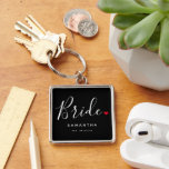 Llavero Boda elegante de novia<br><div class="desc">El regalo perfecto para cualquier novia, el diseño divertido y moderno cuenta con un elegante guión de tipografía "Bride" con un lindo corazón de amor rojo para todos. El diseño es fácil de personalizar con su nombre y fecha de boda establecida y será el perfecto recuerdo de su día especial....</div>