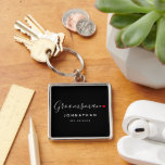 Llavero Boda Groomsman con estilo<br><div class="desc">El regalo perfecto para cualquier hombre de negocios, el diseño divertido y moderno cuenta con una tipografía elegante con la letra "Groomsman" con un lindo corazón de amor rojo para todos. El diseño es fácil de personalizar con un nombre y una fecha de boda establecida y será el perfecto recuerdo...</div>