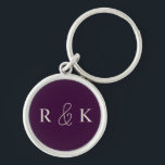 Llavero Boda moderno y elegante personalizado<br><div class="desc">Elegante cadena de teclas monogramada personalizada personalizada con elegantes iniciales beige claro sobre un rico fondo morado oscuro. Perfecto para las parejas,  ahora es Personalizado añadir iniciales a las parejas.</div>