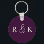 Llavero Boda morado y beige monogramado<br><div class="desc">Elegante cadena de teclas monogramada personalizada con elegantes iniciales beige claro sobre un rico fondo morado oscuro. Perfecto para las parejas,  ahora es Personalizado añadir iniciales a las parejas.</div>