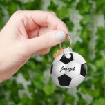 Llavero Bola de Fútbol de personalizable<br><div class="desc">Diseño deportivo de fútbol con una imagen de primer plano de una pelota de fútbol, personalizable completo con tu propio nombre o texto. Perfecto para futbolistas, hinchas de fútbol o entrenadores de fútbol. Hay otras combinaciones de colores disponibles en nuestra tienda y damos la bienvenida a las peticiones de los...</div>