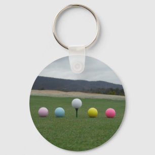 Llavero bolas de golf de colores vivos en una montaña
