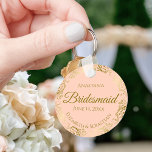 Llavero Bolos de oro en regalo de Boda de la dama de honor<br><div class="desc">Estas cadenas están diseñadas para dar como favores a las damas de honor en tu fiesta de bodas. Presentan un diseño sencillo pero elegante con un fondo color melocotón pálido o naranja claro, letras de guión dorado y un florido borde floral de imitación dorada de Relieve metalizado. El texto dice...</div>
