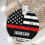 Llavero Bombero personalizado de línea roja delgada<br><div class="desc">Keychain de línea roja delgada personalizada - Bandera estadounidense con colores de la bandera del bombero, diseño angustiado . Personaliza con el nombre del bombero o departamento. Este llavero personalizado es perfecto para los departamentos de bomberos, o como un recuerdo de los monumentos. DERECHOS RESERVADOS © 2020 Judy Burrows, Black...</div>