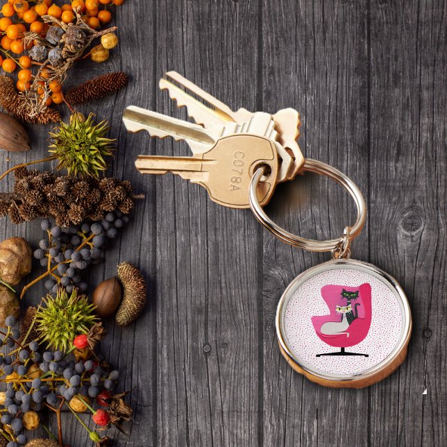 Llavero Bonito De Mediados De Siglo Gatos Pin Silla De Pol (Pretty mid century cats in bright pink chair on pink polka dots keychain.)