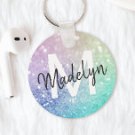 Llavero Bonito del Hológrafo Purpurina glamuroso Personali<br><div class="desc">Personalice fácilmente este elegante y colorido patrón de purpurina bokeh con su nombre personalizado y/o monograma.</div>
