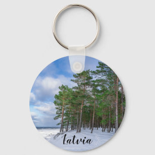 Llavero Bosque de pino cerca de la costa marítima de Leton