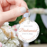 Llavero Bridesmaid Coral & Silver Lace Boda blanco<br><div class="desc">Estas cadenas están diseñadas para dar como favores a las damas de honor en tu fiesta de bodas. Presentan un diseño sencillo y elegante con un fondo blanco, naranja de terracota o coral y texto gris, y un Relieve metalizado de imitación plateado con un borde de encaje floral. Hay espacio...</div>