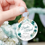 Llavero Bridesmaid Elegante Verde azulado Boda de flores<br><div class="desc">Estas cadenas están diseñadas para dar como favores a las damas de honor en tu fiesta de bodas. Presentan un diseño de acuarela rústico pintado a mano con una corona de rosas y flores en tonos verde azulados, turquesa, aqua y cian. El texto está escrito en elegantes letras, y hay...</div>