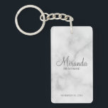 Llavero Bridesmaid personalizada de escritura moderna<br><div class="desc">Añada un toque personal a su boda con la cadena de claves personalizada de la dama de honor. Esta cadena de claves presenta el nombre personalizado de la dama de honor en el estilo de letra de escritura moderno gris con título y fecha boda en el estilo de fuente sans...</div>