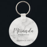 Llavero Bridesmaid personalizada de escritura moderna<br><div class="desc">Añada un toque personal a su boda con la cadena de claves personalizada de la dama de honor. Esta cadena de claves presenta el nombre personalizado de la dama de honor en el estilo de letra de escritura moderno gris con título y fecha boda en el estilo de fuente sans...</div>