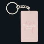 Llavero Bridesmaid personalizada de escritura moderna<br><div class="desc">Añada un toque personal a su boda con la cadena de claves personalizada de la dama de honor. Esta cadena de claves presenta el nombre personalizado de la dama de honor en un estilo de letra de escritura moderno y blanco y un monograma en un estilo de tipo de letra...</div>