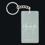 Llavero Bridesmaid personalizada de escritura moderna<br><div class="desc">Añada un toque personal a su boda con la cadena de claves personalizada de la dama de honor. Esta cadena de claves presenta el nombre personalizado de la dama de honor en un estilo de letra de escritura moderno y blanco y un monograma en un estilo de letra de escritura...</div>
