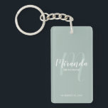 Llavero Bridesmaid personalizada de escritura moderna<br><div class="desc">Añada un toque personal a su boda con la cadena de claves personalizada de la dama de honor. Esta cadena de claves presenta el nombre personalizado de la dama de honor en un estilo de letra de escritura moderno y blanco y un monograma en un estilo de letra de escritura...</div>
