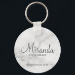 Llavero Bridesmaid personalizada de escritura moderna<br><div class="desc">Añada un toque personal a su boda con la cadena de claves personalizada de la dama de honor. Esta cadena de claves presenta el nombre personalizado de la dama de honor en el estilo de letra de escritura moderno gris con título y fecha boda en el estilo de fuente sans...</div>