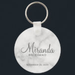 Llavero Bridesmaid personalizada de escritura moderna<br><div class="desc">Añada un toque personal a su boda con la cadena de claves personalizada de la dama de honor. Esta cadena de claves presenta el nombre personalizado de la dama de honor en el estilo de letra de escritura moderno gris con título y fecha boda en el estilo de fuente sans...</div>