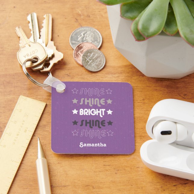 Llavero Brillo morado. Brilla. Brillante. Brilla. Brilla. (Escritorio )