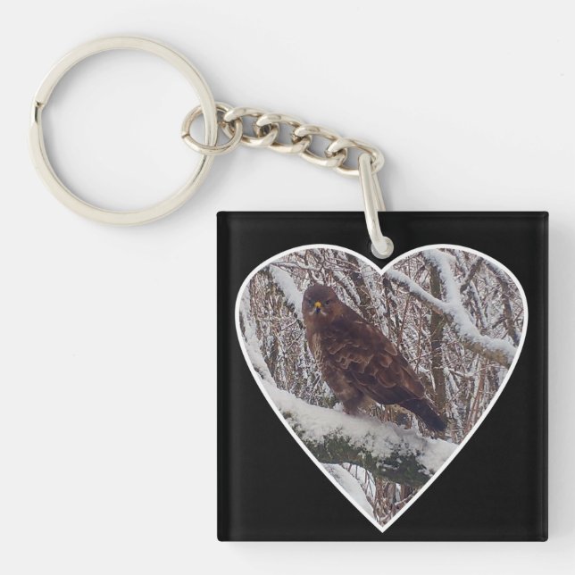 Llavero Buzzard en rama nevada en el corazón (Frente)