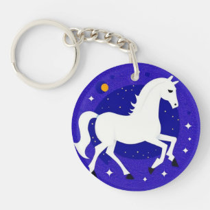 Llavero Caballo Blanco Elegante en Exhibición Nocturna Cós