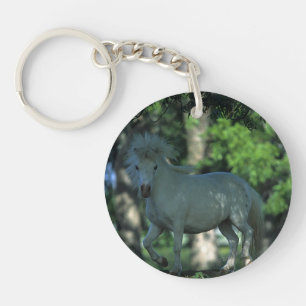 Llavero Caballo en miniatura en los árboles