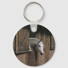 Llavero Caballo gris en la puerta estable