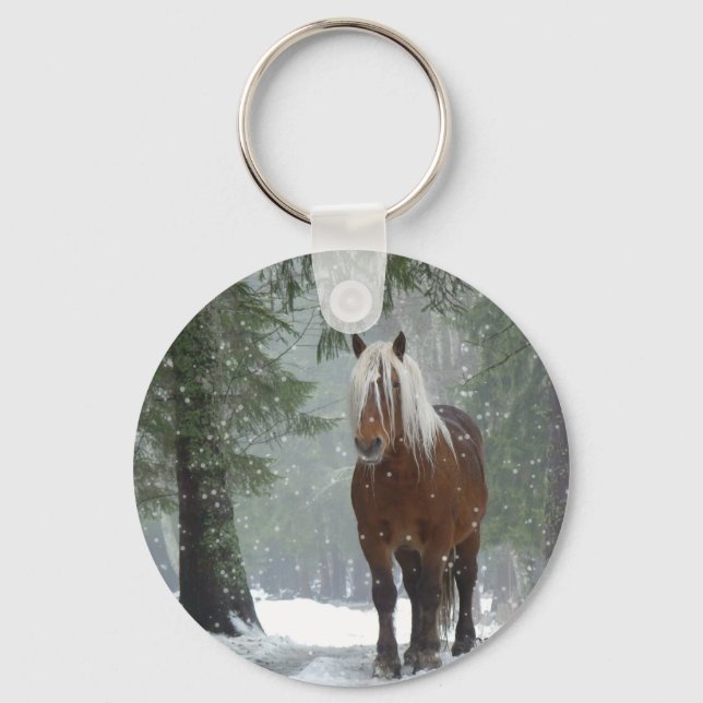 Llavero Caballo marrón en un bosque de invierno con nieve  (Anverso)
