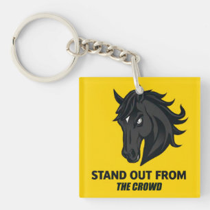 Llavero Caballo Negro Con Texto Se Destaca De La Multitud