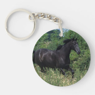 Llavero Caballo tostado corre en hierba