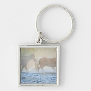 Llavero Caballos salvajes que corren a través del agua