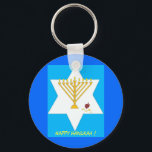 Llavero Cadena de claves de Menorah<br><div class="desc">Hanukah trata sobre el mensaje de la luz y el amor. Al llevar un símbolo de fiesta,  siempre puedes calentarte con el mensaje de la festividad - incluso más allá de Hanukah.</div>