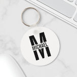 Llavero Cadena de nombres y monograma personalizada<br><div class="desc">Regalos de Monograma y Nombre Personalizados con monograma personalizado en negrita negro moderno sans serif estilo de fuente con caja de nombre en medio del monograma. Perfecto como regalos del padre para papá,  regalos para abuelo,  esposo,  novio,  mejor hombre,  padrinos y más.</div>