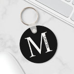 Llavero Cadena de nombres y monograma personalizada<br><div class="desc">El Monograma y Regalo de Nombres Personalizados incluye un monograma y un nombre personalizados en el estilo clásico de tipo de letra serif. Perfecto como regalo del padre para papá,  regalos para los padrinos y para cualquier ocasión especial.</div>