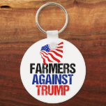 Llavero Campesinos contra las elecciones de Trump 2024<br><div class="desc">Campesinos contra Trump,  cadena de claves para tu granja. Bandera estadounidense para un orgulloso agricultor que votará demócrata en las elecciones de 2024.</div>