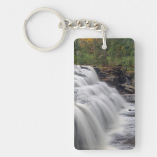 Llavero Cañón Cae En El Río Sturgeon Cerca De L'Anse