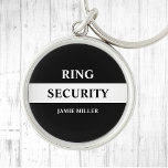 Llavero Cargador de anillo de seguridad de anillo<br><div class="desc">Haga que su portador de anillo se sienta como un agente secreto con esta elegante cadena de teclas "Ring Security" en blanco y negro. El diseño presenta un diseño elegante de estilo agente que impresionará sin duda. Perfecto para bodas, este botón le añade un toque divertido y único a su...</div>