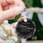 Llavero Cargo plateado sobre la doncella negra de Boda de<br><div class="desc">Estas hermosas cadenas están diseñadas para ser entregadas como un regalo o un favor de boda a tu criada de honor. El elegante diseño presenta un Relieve metalizado de imitación gris plateado con texto gris claro sobre un fondo negro clásico. Hay espacio para su nombre, la fecha del boda y...</div>
