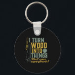Llavero Carpintería divertida, trabajadora de madera, tran<br><div class="desc">Convierto madera en cosas. Mercancías divertidas para carpintero, artesano, leñador, trabajador de la madera, fabricante de muebles, constructor de botes, chicos trabajando con herramientas de carpintería, hachas, martillo, sierra en el garaje, abuelo retirado que siempre está cubierto de serrín. Gran regalo para padre jubilado, abuelo. Este diseño vintage y retro...</div>