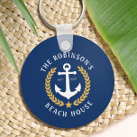 Llavero Casa de la familia Anchor de la Marina de Oro<br><div class="desc">Un elegante Keychain de temática náutica con tu nombre familiar personalizado y casa de playa, casa de lago u otro texto deseado con su fecha establecida. Cuenta con un ancla de barco diseñado por un personalizado con hojas de laurel de estilo dorado y una estrella en azul marino o personalizar...</div>