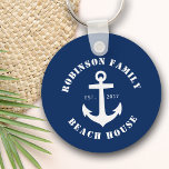 Llavero Casa de playa de nombre familiar Nautical Boat Anc<br><div class="desc">Una cadena Keychain elegante con su nombre familiar personalizado y casa de playa, casa de lago u otro texto deseado. Cuenta con un barco náutico diseñado por un personalizado, anclado en blanco sobre azul marino clásico o con un personalizar sencillo del color base para que coincida con tu decoración o...</div>