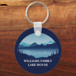 Llavero Casa de vacaciones personalizada en Blue Lake Hous<br><div class="desc">Este elegante keychain de la casa del lago personalizado cuenta con un tranquilo río azul rodeado de árboles y un texto personalizado para una reunión familiar,  un viaje de campamento o unas vacaciones de verano. Personalizar con su apellido u otro nombre de grupo.</div>