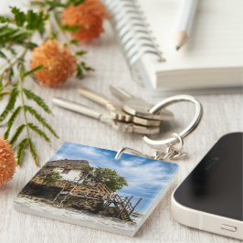 Llavero Casa pintoresca en un bosque tropical de coral