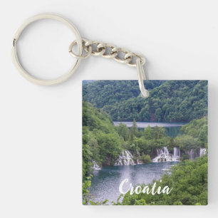 Llavero Cascada de cascada con bosque verde en Croacia