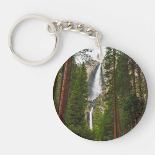 Llavero Cascada Yosemite a través del bosque