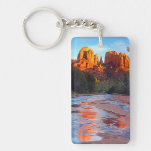 Llavero Cathedral Rock reflejada en Oak Creek al atardecer