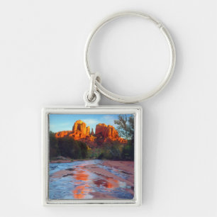 Llavero Cathedral Rock reflejada en Oak Creek al atardecer