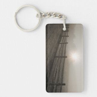 Llavero Cerca de Sharon, cerca de la valla y la niebla