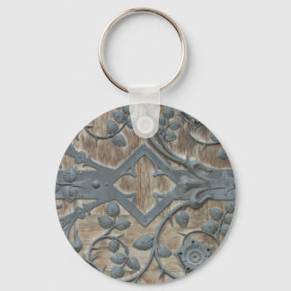 Llavero Cerradura medieval de hierro en la puerta de mader