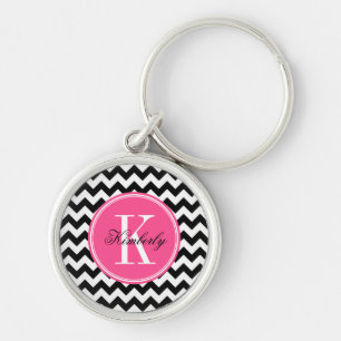 Llavero Chevron blanco y negro con el monograma rosado