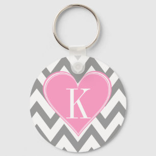 Llavero Chevron gris con monograma de corazón rosado